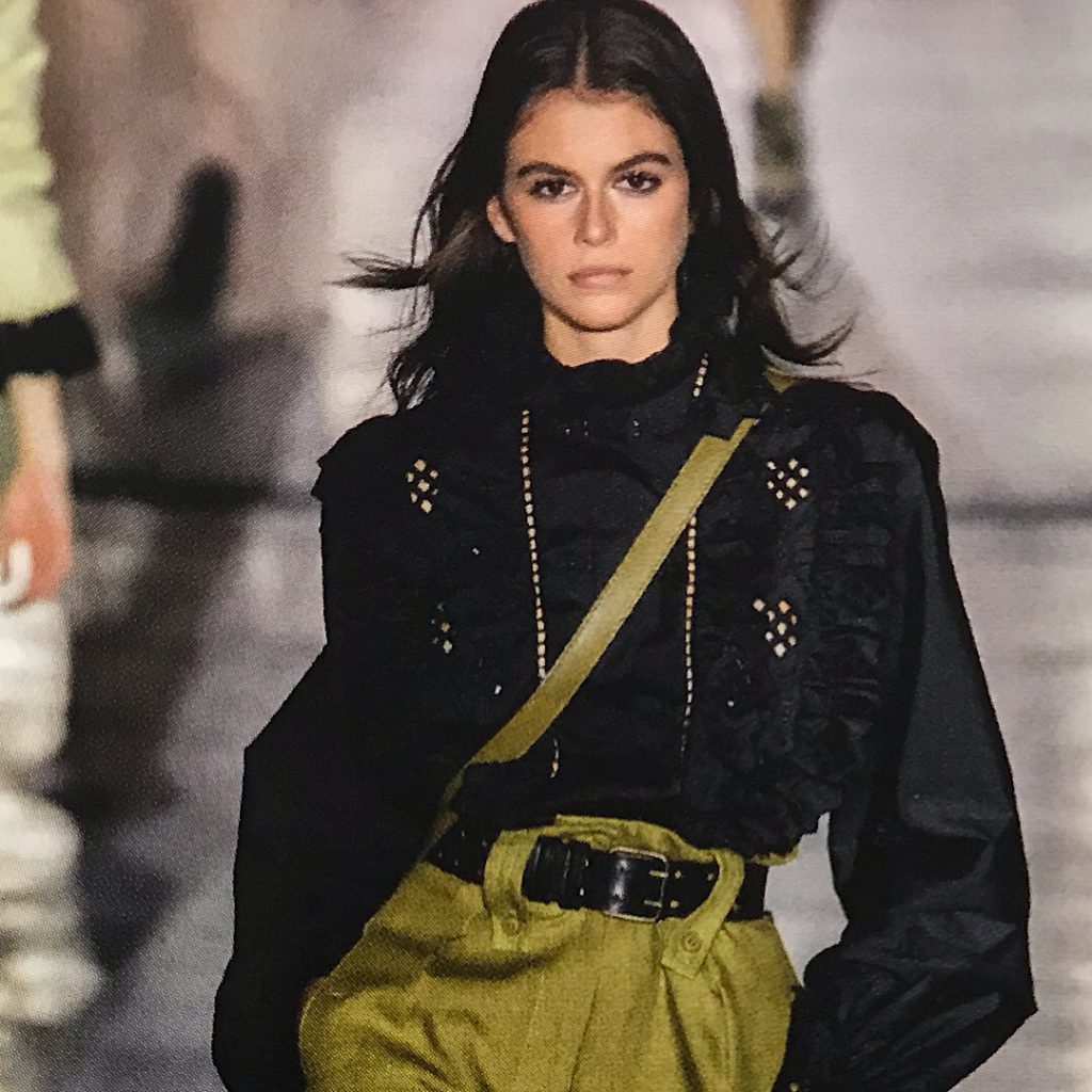 Bluza neagra un articol vestimentar indispensabil